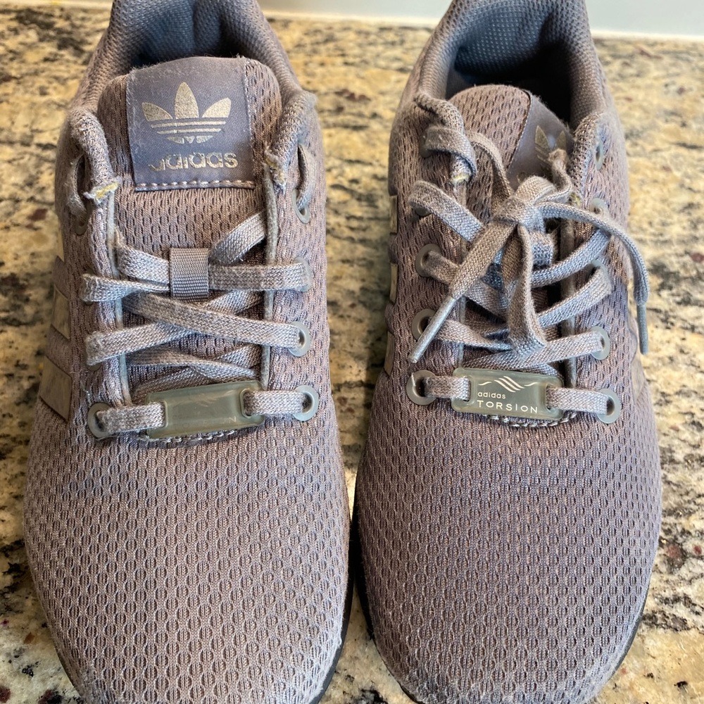- Kids Adidas Size 4 - Picture 3 of 8